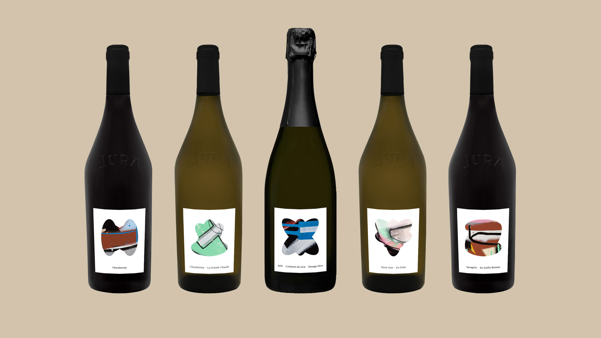Étiquettes et bouteilles de vin